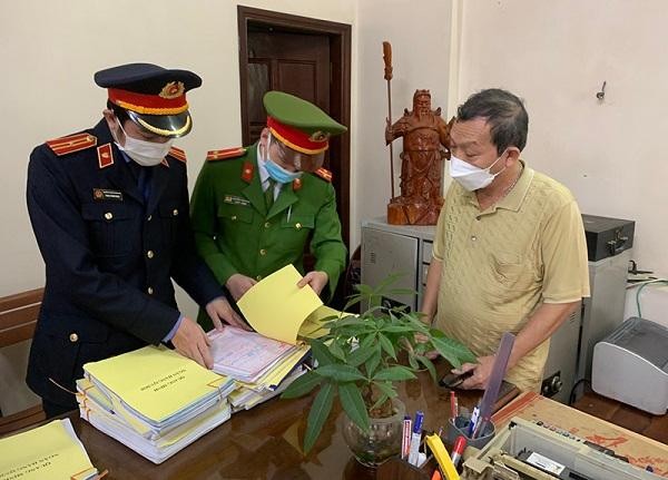 Cơ quan Cảnh sát điều tra, Công an tỉnh Quảng Bình khám xét nơi làm việc của ông Đặng Hữu Quang.