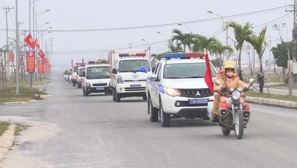 Công an huyện Quảng Trạch diễu hành trên các tuyến đường để tuyên truyền nâng cao ý thức tuân thủ, chấp hành pháp luật của nhân dân.