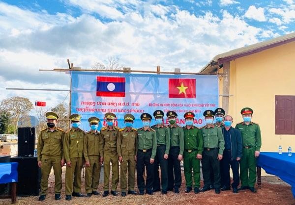 Đại diện Công an huyện Bualapha, tỉnh Khăm Muộn và Công an tỉnh Quảng Bình tại Lễ bàn giao.