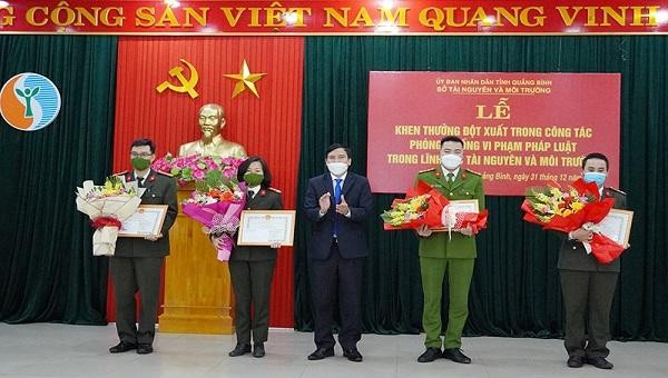 Ông Nguyễn Huệ, Giám đốc Sở Tài nguyên và Môi trường tặng giấy khen cho các cá nhân có thành tích xuất sắc trong Chuyên án khai thác khoáng sản trái phép tại địa bàn huyện Tuyên Hóa. 