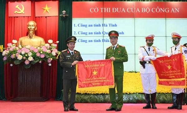Công an tỉnh Quảng Bình được Bộ Công an tặng cờ dẫn đầu trong phong trào thi đua năm 2021.