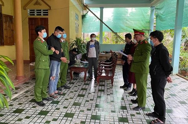 Cơ quan cảnh sát điều tra, Công an huyện Quảng Trạch tiến hành lệnh khám xét khẩn cấp tại chỗ ở Phạm Anh Tuấn.