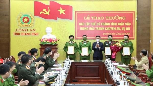 Ông Phan Mạnh Hùng, Phó Chủ tịch UBND tỉnh trao Quyết định của Bộ Công an về việc khen thưởng đột xuất từ quỹ phòng chống tội phạm Trung ương.
