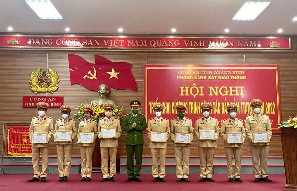 Đại tá Trần Quang Hiếu, Phó Giám đốc Công an tỉnh trao bằng khen cho tập thể, cá nhân có thành tích xuất sắc trong các phong trào thi đua năm 2021. 