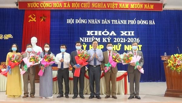 Ông Nguyễn Đăng Quang, Phó Bí thư Thường trực Tỉnh ủy (thứ 6 từ trái sang) tặng hoa chúc mừng Ban Thường trực HĐND thành phố Đông Hà khóa XII nhiệm kỳ 2021 - 2026