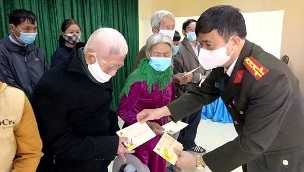 Đại tá Nguyễn Tiến Nam, Giám đốc Công an tỉnh, tặng quà nhân dịp Tết cổ truyền cho 40 gia đình chính sách có hoàn cảnh khó khăn tại địa bàn huyện Quảng Ninh.