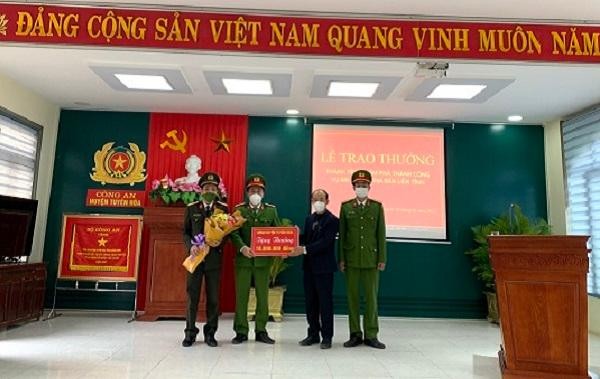Ông Lê Nam Giang, Chủ tịch UBND huyện, trao thưởng và tặng hoa chúc mừng Công an huyện Tuyên Hóa.