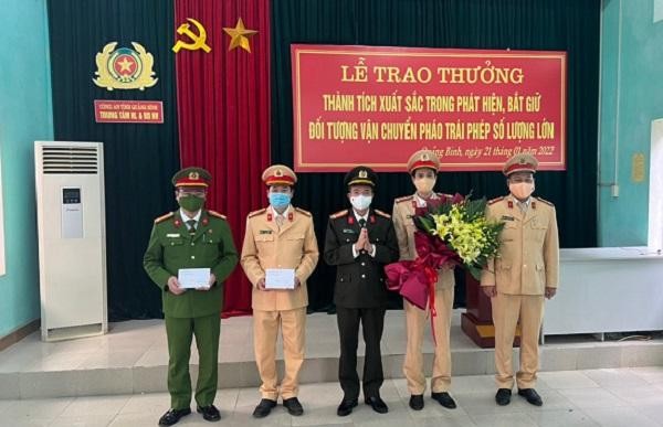 Đại tá Nguyễn Tiến Nam, Giám đốc Công an tỉnh trao thưởng cho Phòng CSGT và Công an huyện Bố Trạch.
