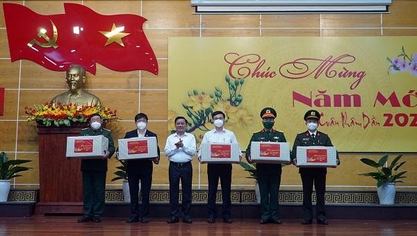 Chủ nhiệm UBKT Trung ương Trần Cẩm Tú tặng quà lực lượng tuyến đầu chống dịch COVID-19.