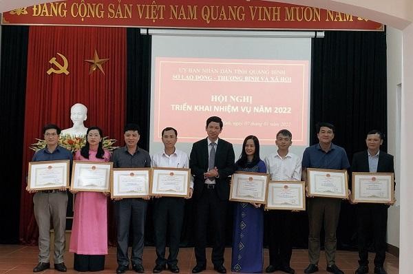 Ông Hồ An Phong, Phó Chủ tịch UBND tỉnh trao bằng khen cho các tổ chức, cá nhân có thành tích xuất sắc năm 2021.