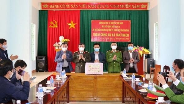 Đại tá Nguyễn Tiến Nam, Giám đốc Công an tỉnh đến thăm, tặng quà và gửi lời chúc mừng năm mới đến lãnh đạo chính quyền địa phương và lực lượng Công an xã Tân Trạch huyện Bố Trạch.