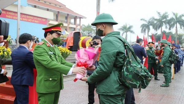 Thiếu tướng Lê Quốc Hùng, UVBCH Trung ương Đảng, Thứ Trưởng Bộ Công an tặng hoa, dặn dò tân binh trước lúc lên đường nhập ngũ.
