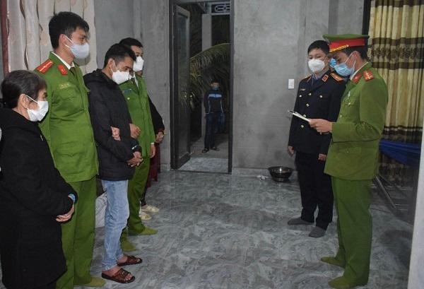  Cơ quan CSĐT, Công an huyện Quảng Trạch tống đạt quyết định khởi tố bị can, ra lệnh bắt tạm giam đối tượng Trương Hùng Sơn.