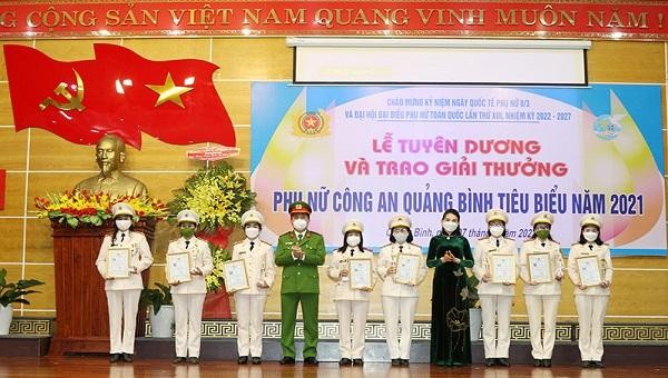 Đại tá Nguyễn Tiến Hoàng Anh, Phó Giám đốc Công an tỉnh và đại diện lãnh đạo Hội LHPN tỉnh trao giấy chứng nhận và phần thưởng cho 10 gương Phụ nữ Công an Quảng Bình tiêu biểu năm 2021.