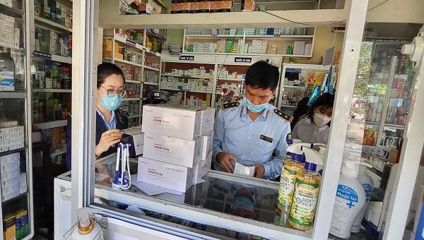 Kiểm tra test nhanh COVID-19 tại nhà thuốc Nga Sơn tại chợ Đồng Phú (TP. Đồng Hới).