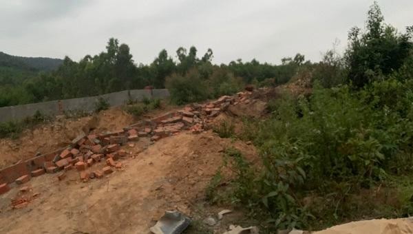 Công trình 50m hàng rào (bị xô đổ) trên đất của ông Trần Mạnh Hòa (SN 1971) trú chòm 2, thôn Hợp Trung, xã Quảng hợp.