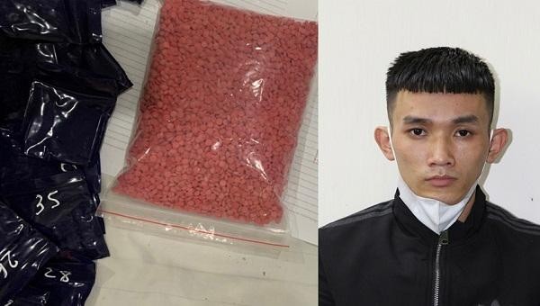 Đối tượng Thân Trọng Ba cùng hơn 8.000 viên ma túy tổng hợp dạng hồng phiến bị bắt giữ.