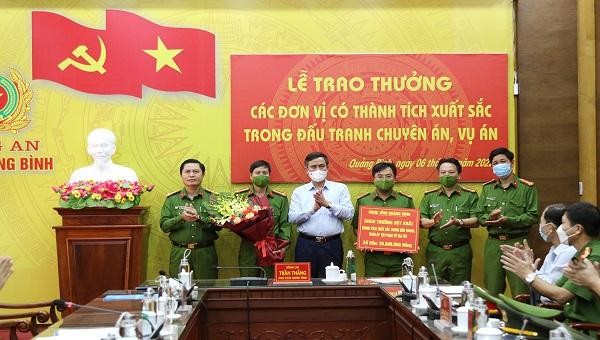 Ông Trần Thắng, Chủ tịch UBND tỉnh tặng hoa chúc mừng, thưởng nóng cho Phòng Cảnh sát điều tra tội phạm về ma túy.