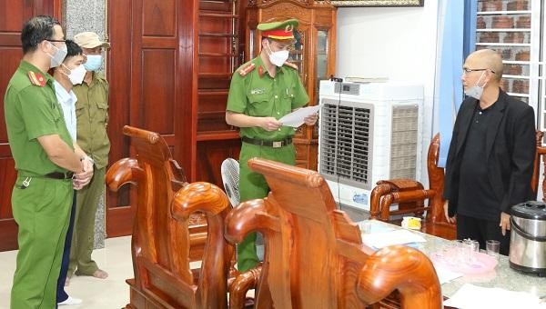 Cơ quan CSĐT, tống đạt quyết định tạm giữ hình sự đối tượng Nguyễn Hùng Quân về hành vi lừa đảo chiếm đoạt tài sản.