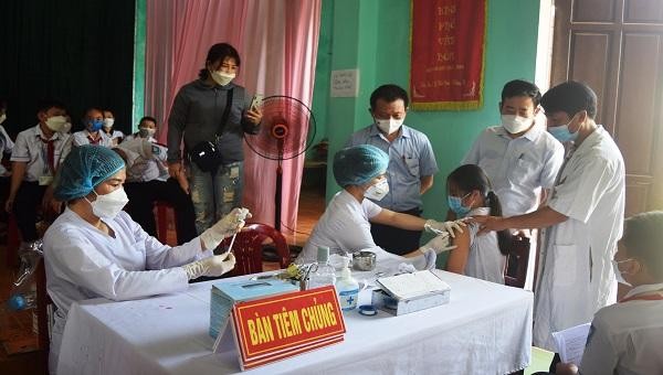Đại diện lãnh đạo Sở Y tế, CDC Quảng Bình và các đơn vị trực tiếp đến động viên học sinh tham gia tiêm chủng vaccine phòng COVID-19 ngày đầu tiên.
