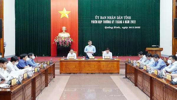 Ông Trần Thắng, Chủ tịch UBND tỉnh chủ trì, điều hành phiên họp tháng 4/2022.