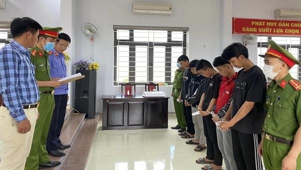 Công an huyện Quảng Trạch tống đạt quyết định khởi tố vụ án, khởi tố bị can đối với nhóm thanh niên xã Quảng Phú về tội gây rối trật tự công cộng.