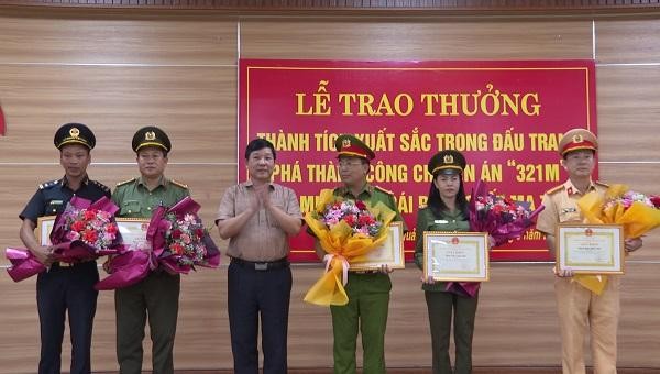 Ông Phan Văn Thanh, Chủ tịch UBND huyện tặng giấy khen và thưởng nóng các tập thể có thành tích xuất sắc trong Chuyên án.
