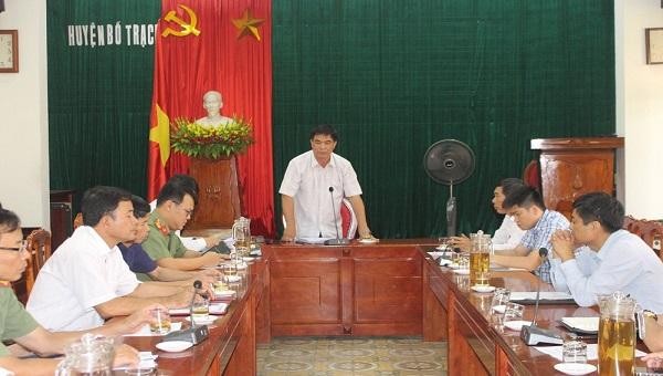 Ông Nguyễn Văn Thủy, Phó Chủ tịch UBND huyện Bố Trạch phát biểu tại cuộc họp báo sáng 27/5.