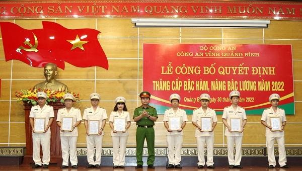 Đại tá Nguyễn Tiến Hoàng Anh, Phó Giám đốc Công an tỉnh trao Quyết định cho cán bộ, chiến sĩ được thăng cấp bậc hàm, nâng bậc lương năm 2022.