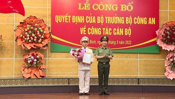 Thiếu tướng Lê Văn Tuyến, trao quyết định và tặng hoa chúc mừng Đại tá Nguyễn Hữu Hợp, tân Giám Giám đốc Công an tỉnh Quảng Bình.
