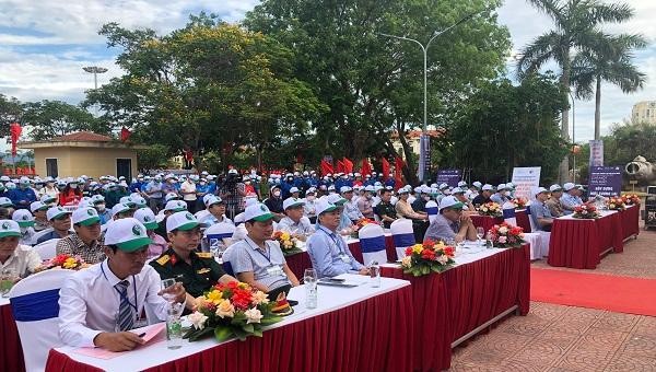 Các đại biểu tham dự lễ Mít tinh cùng đông đảo cán bộ, công chức, viên chức, ĐVTN và học sinh tham gia hưởng ứng.
