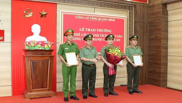 Thừa ủy quyền của Bộ Công an, Đại tá Nguyễn Hữu Hợp, Giám đốc Công an tỉnh trao các quyết định khen thưởng cho các đơn vị tham gia chuyên án.