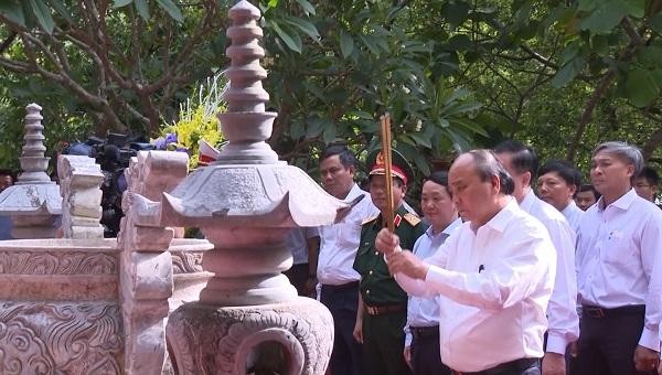 Chủ tịch nước Nguyễn Xuân Phúc dâng hương tại Đền thờ Liệt sĩ Hang Tám thanh niên xung phong.