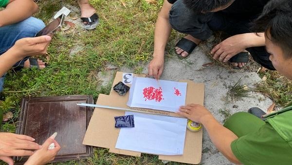 Khám xét nhà tại nhà đối tượng Nguyễn Vĩnh Linh, lực lượng công an thu giữ 426 viên ma túy dạng hồng phiến.