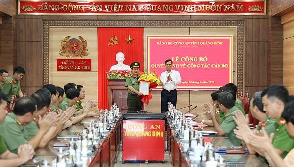 Thay mặt Thường trực Tỉnh ủy, ông Trần Thắng, Chủ tịch UBND tỉnh đã trao quyết định và tặng hoa chúc mừng Đại tá Nguyễn Hữu Hợp.