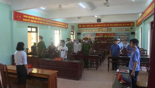 Tòa án nhân dân huyện Quảng Ninh mở phiên tòa xét xử lưu động 2 vụ án liên quan đến tội “Tàng trữ trái phép chất ma túy”.