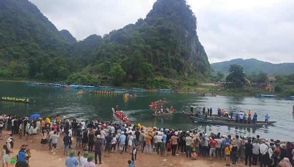 Hàng nghìn người dân, du khách đến xem và cổ vũ lễ hội đua thuyền truyền thống trên Sông Son.