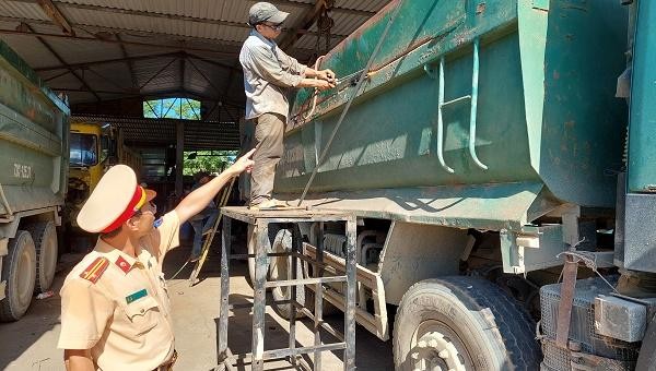Lực lượng CSGT Quảng Bình, kiên quyết xử lý xe quá tải, tự ý cơi nới phương tiện.