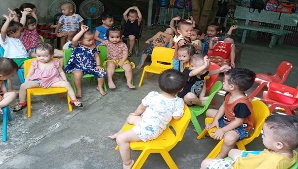 Nhóm trẻ tư thục Hồng Ân, được NHCSXH huyện Quảng Trạch giải ngân 80 triệu đồng.