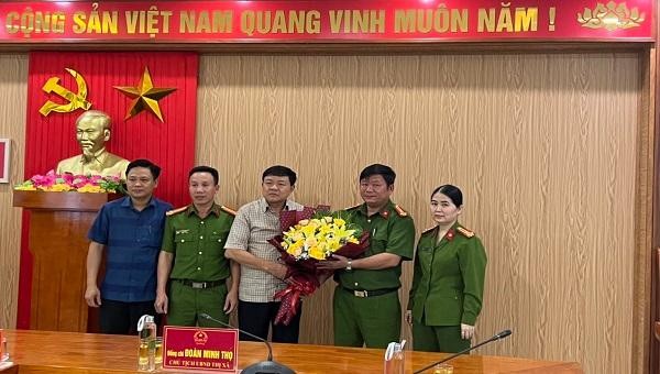 Ông Đoàn Minh Thọ, Chủ tịch UBND thị xã Ba Đồn tặng hoa, chúc mừng chiến công của Ban Chuyên án.