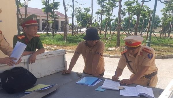 Trong tuần đầu ra quân, Công an huyện Quảng Trạch đã lập nhiều biên bản xử phạt vi phạm hành chính và các phương tiện vi phạm.