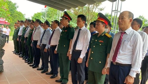 Trưởng Ban Tuyên giáo TƯ cùng các đại biểu dâng hương tưởng niệm các anh hùng liệt sĩ tại hang Lèn Hà sáng ngày 2/7.