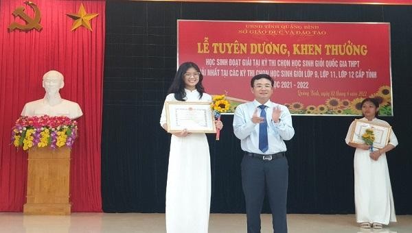 Ông Đặng Ngọc Tuấn, Giám đốc Sở GD&ĐT Quảng Bình trao bằng khen cho thí sinh Hoàng Thị Mai Anh lớp 10, thi vượt cấp đạt điểm cao nhất môn Ngữ văn trong kỳ thi HS giỏi khối 11 năm học 2021-2022.