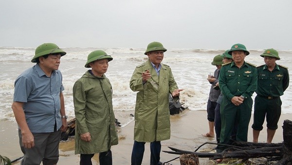 Ông Trần Thắng, Chủ tịch UBND tỉnh đạo các lực lượng chức năng chủ động phương án di dời người dân trong khu vực bị ảnh hưởng. 
