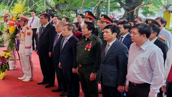 Đại diện lãnh đạo tỉnh Quảng Bình dâng hương bày tỏ lòng thành kính và sự tri ân công lao to lớn của anh hùng liệt sĩ.