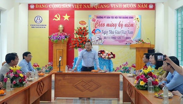 Bí thư Tỉnh ủy Quảng Bình thăm chúc mừng Trường THPT Dân tộc nội trú tỉnh.