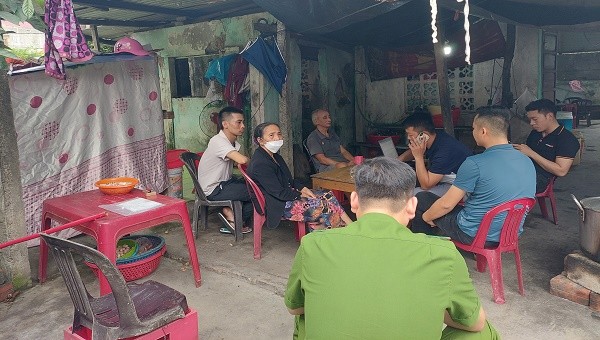 Công an thị xã Ba Đồn làm việc với gia đình ông Sáo chiều (17/11).