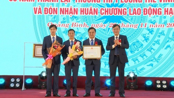 Thừa ủy quyền Chủ tịch nước, ông Trần Thắng, Chủ tịch UBND tỉnh trao Huân chương Lao động hạng Nhì cho BGH Trường THPT Lương Thế Vinh.