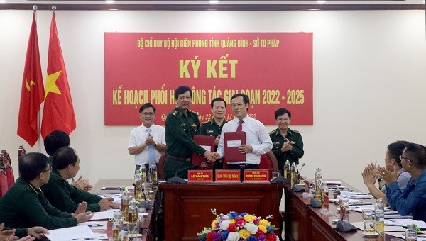 Ông Trương Quang Sáng, Phó Giám đốc Sở Tư pháp; Đại tá Lê Văn Tiến, Chính ủy Bộ Chỉ huy BĐBP tỉnh cùng chủ trì lễ ký Kế hoạch phối hợp.
