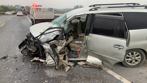 Hiện trường vụ tai nạn, xe ô tô con bị hư hỏng nặng phần đầu.